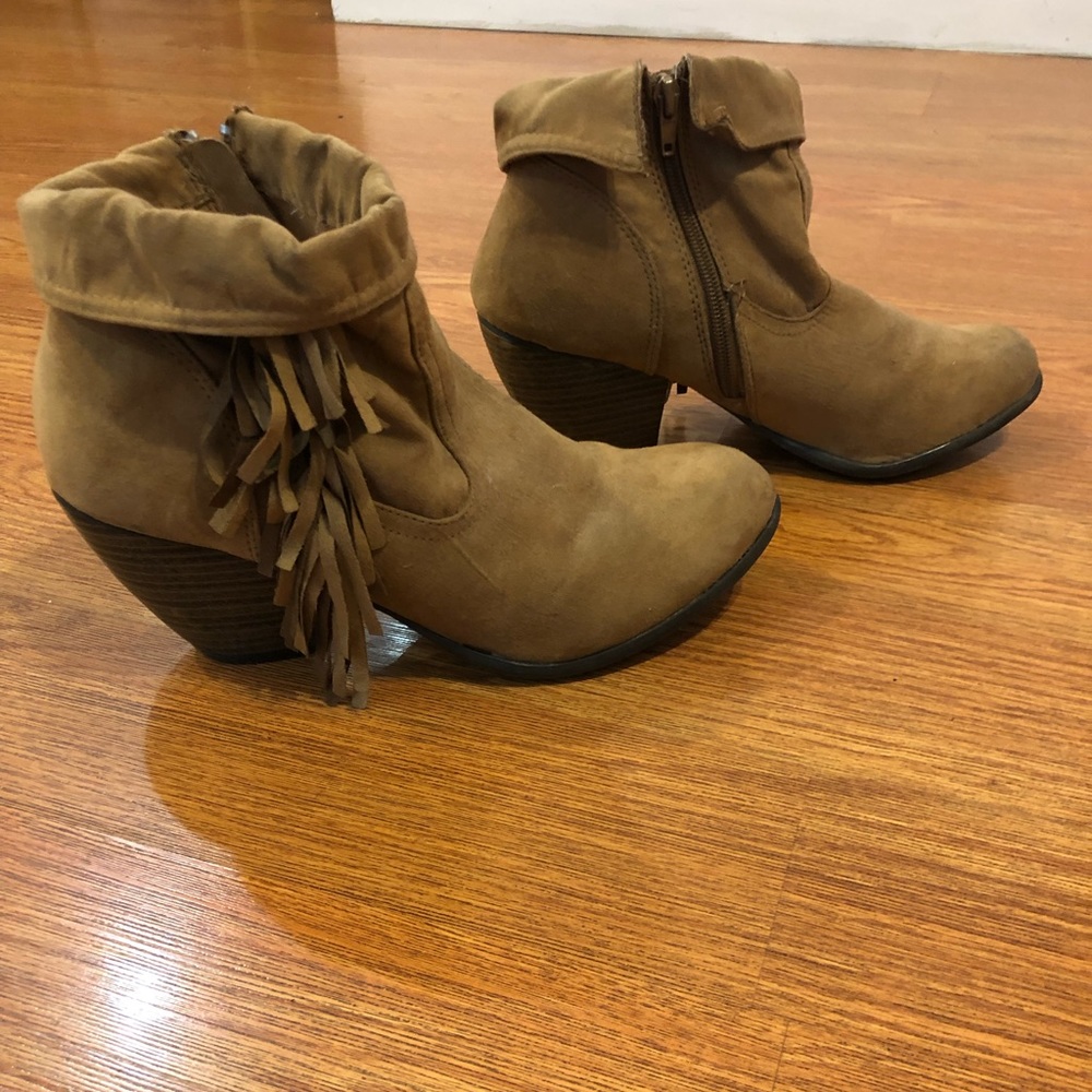 Brown booties with fringe design